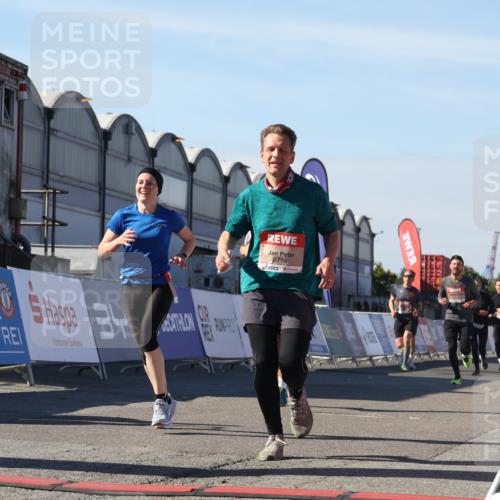03.10.2025 - Köhlbrandbrückenlauf Luisa Fischer http://msf.ph/oto/9028875 03.10.2025 13:00:25 Ziel 4163, 4172, 4250, 4275, 6236, 6490, 6707, 6714, 6760 meine-sportfotos.de