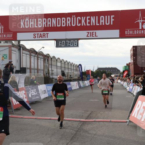 03.10.2025 - Köhlbrandbrückenlauf Julia Fischer http://msf.ph/oto/9028892 03.10.2025 16:07:08 Ziel 7174, 7228, 7263, 7322, 7995, 8026, 8847, 8866, 8967, 9416, 9417 meine-sportfotos.de