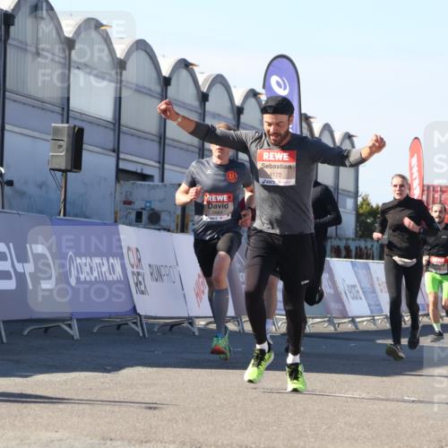 03.10.2025 - Köhlbrandbrückenlauf Luisa Fischer http://msf.ph/oto/9028904 03.10.2025 13:00:29 Ziel 4163, 4172, 4275, 4299, 4622, 4850, 5664, 6236, 6373, 6490, 6707, 6714 meine-sportfotos.de