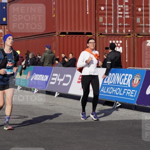 03.10.2025 - Köhlbrandbrückenlauf Michael Burmester http://msf.ph/oto/9028950 03.10.2025 10:33:35 Ziel 1963, 2175, 2211, 2654, 2838, 3254 meine-sportfotos.de