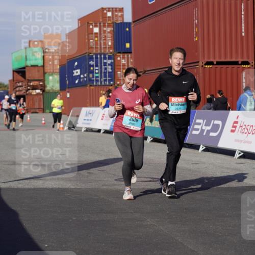 03.10.2025 - Köhlbrandbrückenlauf Michael Burmester http://msf.ph/oto/9029101 03.10.2025 10:33:44 Ziel 2465, 2511, 2838 meine-sportfotos.de