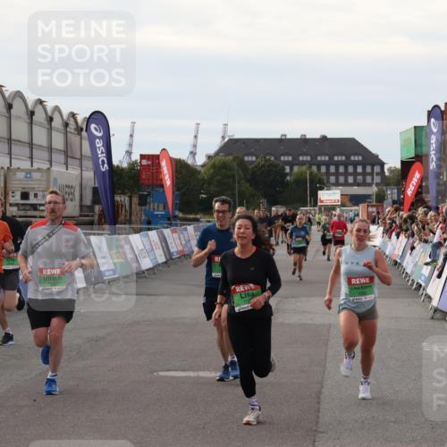 03.10.2025 - Köhlbrandbrückenlauf Julia Fischer http://msf.ph/oto/9029109 03.10.2025 16:07:31 Ziel 7056, 7071, 7093, 7172, 7365, 7402, 7434, 7499, 8745, 8919, 9018, 9261 meine-sportfotos.de