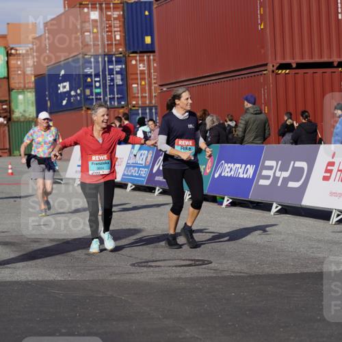 03.10.2025 - Köhlbrandbrückenlauf Michael Burmester http://msf.ph/oto/9029193 03.10.2025 10:33:53 Ziel 1800, 1991, 2600, 2652, 3142, 3604 meine-sportfotos.de