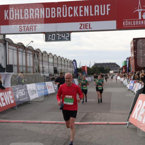 03.10.2025 - Köhlbrandbrückenlauf Julia Fischer http://msf.ph/oto/9029201 03.10.2025 16:07:42 Ziel 7056, 7071, 7172, 7179, 7365, 7499, 7588, 7674, 8035, 8745, 8862, 8919, 9020, 9456, 9457 meine-sportfotos.de