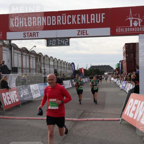 03.10.2025 - Köhlbrandbrückenlauf Julia Fischer http://msf.ph/oto/9029205 03.10.2025 16:07:42 Ziel 7056, 7071, 7172, 7179, 7365, 7499, 7588, 7674, 8035, 8745, 8862, 8919, 9020, 9456, 9457 meine-sportfotos.de