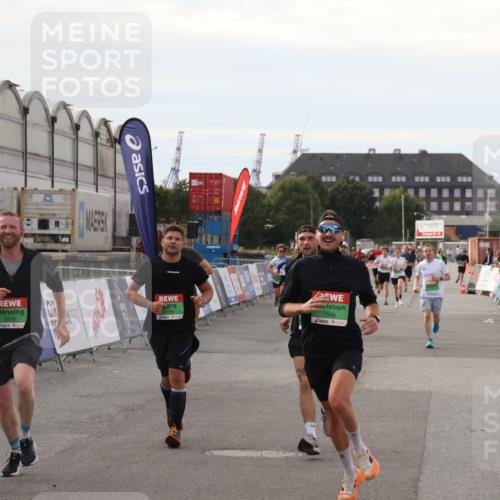 03.10.2025 - Köhlbrandbrückenlauf Julia Fischer http://msf.ph/oto/9029240 03.10.2025 16:07:48 Ziel 7179, 7588, 7674, 7763, 7780, 8035, 8862, 9020, 9099, 9456, 9457 meine-sportfotos.de