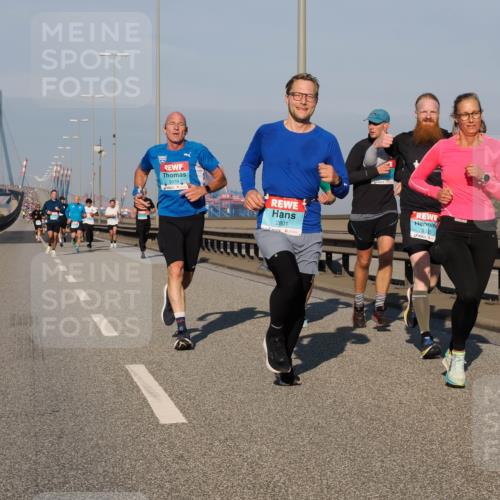 03.10.2025 - Köhlbrandbrückenlauf Fabian Wolf http://msf.ph/oto/9029275 03.10.2025 09:44:15 Position 3 3079, 2801, 3335 meine-sportfotos.de