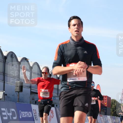 03.10.2025 - Köhlbrandbrückenlauf Luisa Fischer http://msf.ph/oto/9029284 03.10.2025 13:01:07 Ziel 4039, 4069, 4140, 4177, 4407, 4425, 4512, 5779, 6614 meine-sportfotos.de