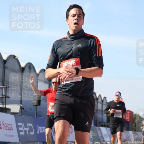 03.10.2025 - Köhlbrandbrückenlauf Luisa Fischer http://msf.ph/oto/9029289 03.10.2025 13:01:07 Ziel 4039, 4069, 4140, 4177, 4407, 4425, 4512, 5779, 6614 meine-sportfotos.de