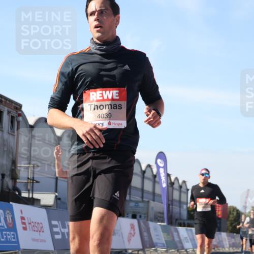 03.10.2025 - Köhlbrandbrückenlauf Luisa Fischer http://msf.ph/oto/9029292 03.10.2025 13:01:08 Ziel 4039, 4069, 4140, 4407, 4425, 4512, 5779, 6614 meine-sportfotos.de