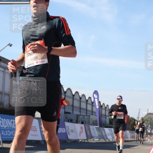 03.10.2025 - Köhlbrandbrückenlauf Luisa Fischer http://msf.ph/oto/9029297 03.10.2025 13:01:08 Ziel 4039, 4069, 4140, 4407, 4425, 4512, 5779, 6614 meine-sportfotos.de