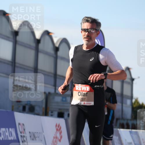 03.10.2025 - Köhlbrandbrückenlauf Luisa Fischer http://msf.ph/oto/9029343 03.10.2025 13:01:15 Ziel 4039, 4737, 5779, 6307, 6614 meine-sportfotos.de