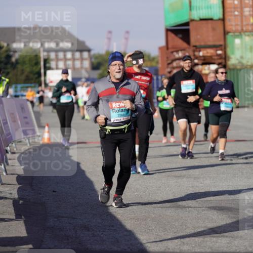 03.10.2025 - Köhlbrandbrückenlauf Michael Burmester http://msf.ph/oto/9029354 03.10.2025 10:34:10 Ziel 1497, 1606, 2271, 2311, 2530, 2578, 3324, 3388 meine-sportfotos.de