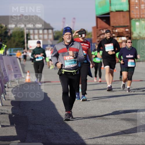 03.10.2025 - Köhlbrandbrückenlauf Michael Burmester http://msf.ph/oto/9029359 03.10.2025 10:34:10 Ziel 1497, 1606, 2271, 2311, 2530, 2578, 3324, 3388 meine-sportfotos.de
