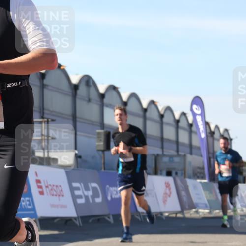 03.10.2025 - Köhlbrandbrückenlauf Luisa Fischer http://msf.ph/oto/9029371 03.10.2025 13:01:17 Ziel 4039, 4737, 5779, 5915, 6307, 6614 meine-sportfotos.de