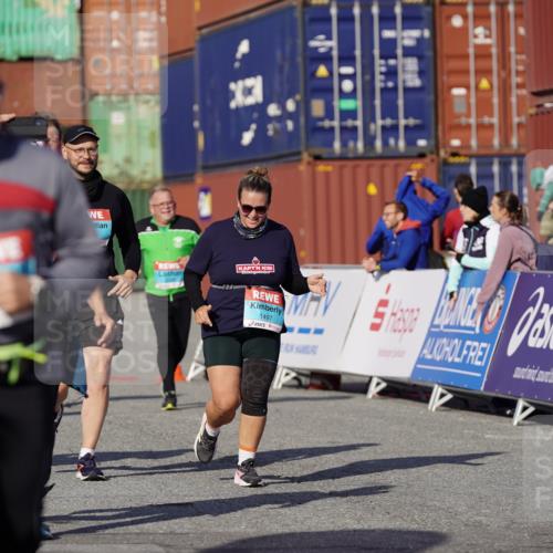03.10.2025 - Köhlbrandbrückenlauf Michael Burmester http://msf.ph/oto/9029377 03.10.2025 10:34:13 Ziel 1497, 1606, 2011, 2020, 2271, 2311, 2578, 3324, 3388 meine-sportfotos.de