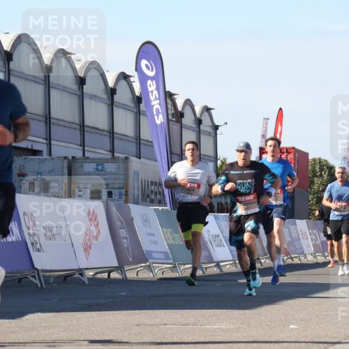 03.10.2025 - Köhlbrandbrückenlauf Luisa Fischer http://msf.ph/oto/9029410 03.10.2025 13:01:20 Ziel 4199, 4737, 5779, 5915, 6187, 6307, 6614 meine-sportfotos.de