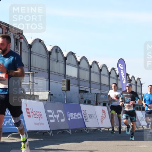 03.10.2025 - Köhlbrandbrückenlauf Luisa Fischer http://msf.ph/oto/9029422 03.10.2025 13:01:21 Ziel 4199, 4304, 4737, 5915, 6187, 6307, 6614, 6775 meine-sportfotos.de