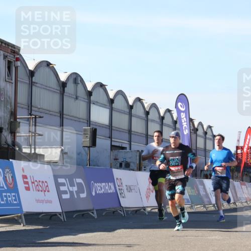 03.10.2025 - Köhlbrandbrückenlauf Luisa Fischer http://msf.ph/oto/9029429 03.10.2025 13:01:21 Ziel 4199, 4304, 4737, 5915, 6187, 6307, 6614, 6775 meine-sportfotos.de