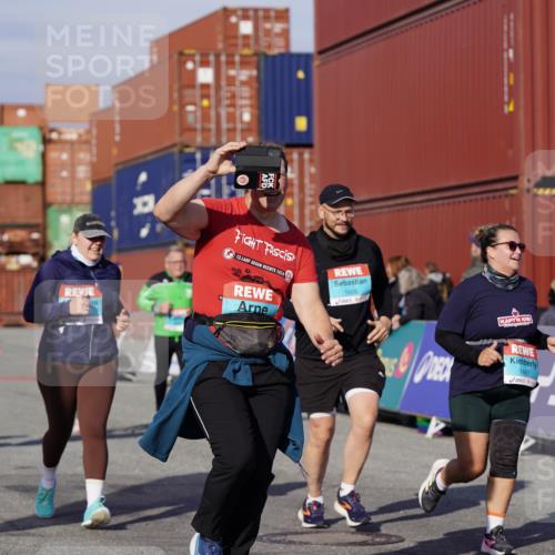 03.10.2025 - Köhlbrandbrückenlauf Michael Burmester http://msf.ph/oto/9029431 03.10.2025 10:34:16 Ziel 1497, 1606, 2011, 2020, 2271, 2311, 2578, 3324 meine-sportfotos.de