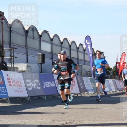 03.10.2025 - Köhlbrandbrückenlauf Luisa Fischer http://msf.ph/oto/9029437 03.10.2025 13:01:22 Ziel 4199, 4304, 4737, 5915, 6187, 6307, 6775 meine-sportfotos.de