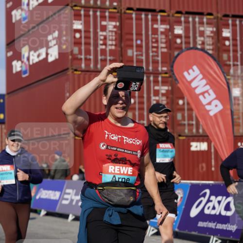 03.10.2025 - Köhlbrandbrückenlauf Michael Burmester http://msf.ph/oto/9029450 03.10.2025 10:34:18 Ziel 1497, 1606, 2011, 2020, 2271, 2311, 3324 meine-sportfotos.de