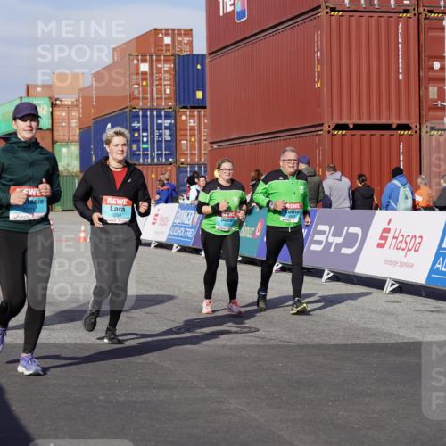 03.10.2025 - Köhlbrandbrückenlauf Michael Burmester http://msf.ph/oto/9029484 03.10.2025 10:34:19 Ziel 1497, 1606, 2011, 2020, 2271, 2311, 3324 meine-sportfotos.de