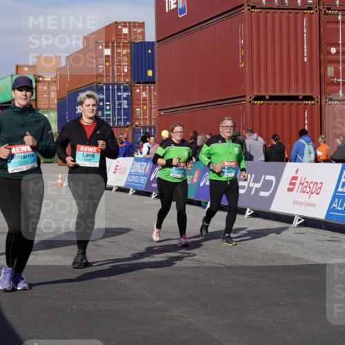 03.10.2025 - Köhlbrandbrückenlauf Michael Burmester http://msf.ph/oto/9029490 03.10.2025 10:34:19 Ziel 1497, 1606, 2011, 2020, 2271, 2311, 3324 meine-sportfotos.de