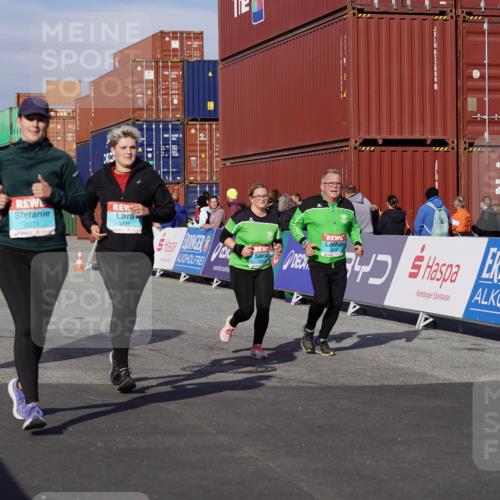 03.10.2025 - Köhlbrandbrückenlauf Michael Burmester http://msf.ph/oto/9029498 03.10.2025 10:34:20 Ziel 2011, 2020, 2271, 2311, 3324 meine-sportfotos.de
