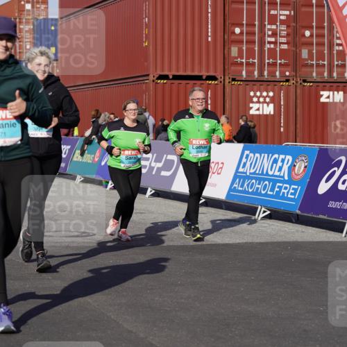 03.10.2025 - Köhlbrandbrückenlauf Michael Burmester http://msf.ph/oto/9029504 03.10.2025 10:34:20 Ziel 2011, 2020, 2271, 2311, 3324 meine-sportfotos.de