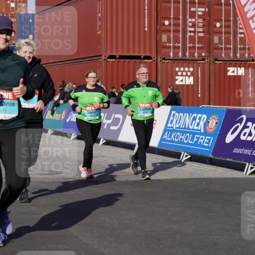 03.10.2025 - Köhlbrandbrückenlauf Michael Burmester http://msf.ph/oto/9029512 03.10.2025 10:34:20 Ziel 2011, 2020, 2271, 2311, 3324 meine-sportfotos.de