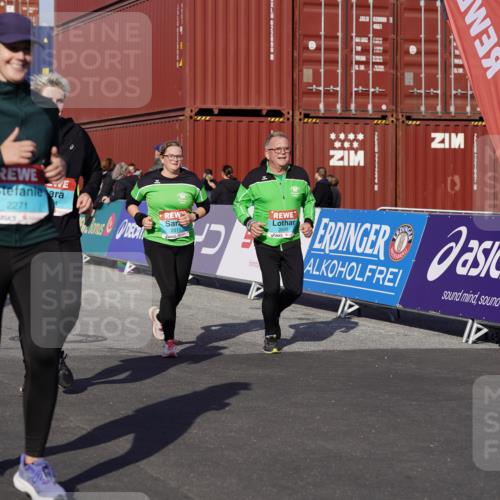 03.10.2025 - Köhlbrandbrückenlauf Michael Burmester http://msf.ph/oto/9029521 03.10.2025 10:34:21 Ziel 2011, 2020, 2271, 3324 meine-sportfotos.de