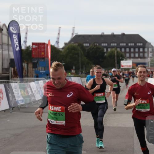 03.10.2025 - Köhlbrandbrückenlauf Julia Fischer http://msf.ph/oto/9029544 03.10.2025 16:08:37 Ziel 7314, 7339, 7349, 7360, 7423, 7594, 7616, 7708, 7851, 8279, 8778, 9110 meine-sportfotos.de