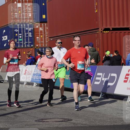 03.10.2025 - Köhlbrandbrückenlauf Michael Burmester http://msf.ph/oto/9029552 03.10.2025 10:34:31 Ziel 1475, 1546, 1961, 2062, 2233, 3439, 3453 meine-sportfotos.de