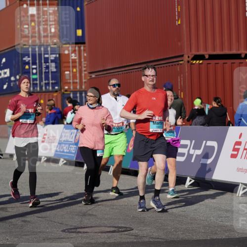 03.10.2025 - Köhlbrandbrückenlauf Michael Burmester http://msf.ph/oto/9029559 03.10.2025 10:34:31 Ziel 1475, 1546, 1961, 2062, 2233, 3439, 3453 meine-sportfotos.de