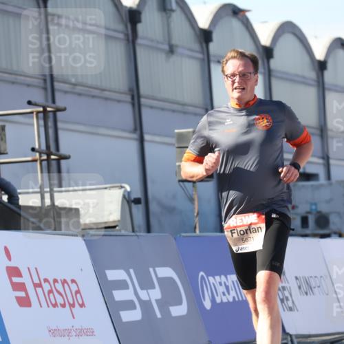 03.10.2025 - Köhlbrandbrückenlauf Luisa Fischer http://msf.ph/oto/9029587 03.10.2025 13:01:42 Ziel 4047, 4220, 4257, 5424, 5671, 6801 meine-sportfotos.de