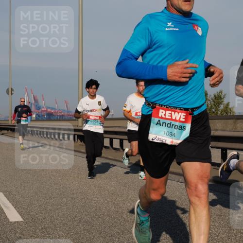 03.10.2025 - Köhlbrandbrückenlauf Fabian Wolf http://msf.ph/oto/9029597 03.10.2025 09:44:28 Position 3 24, 1112, 1094, 2102 meine-sportfotos.de