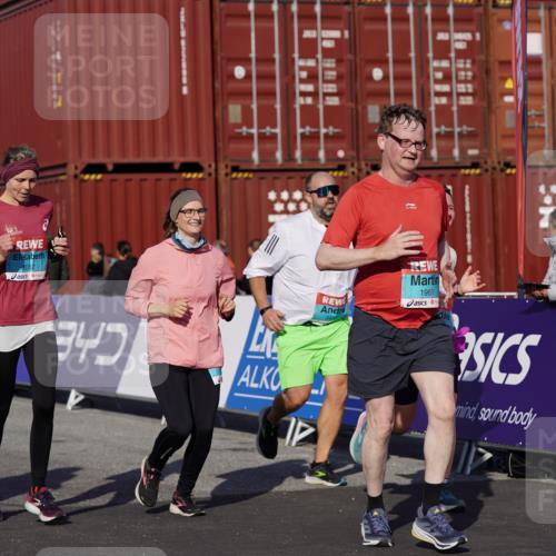 03.10.2025 - Köhlbrandbrückenlauf Michael Burmester http://msf.ph/oto/9029607 03.10.2025 10:34:34 Ziel 1475, 1546, 1961, 2062, 2233, 2771, 3439, 3453 meine-sportfotos.de