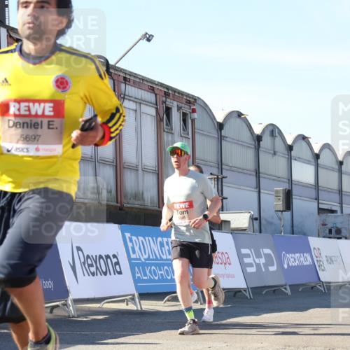 03.10.2025 - Köhlbrandbrückenlauf Luisa Fischer http://msf.ph/oto/9029614 03.10.2025 13:02:17 Ziel 4109, 4130, 4281, 4492, 4946, 5617, 5697, 5747, 5845, 6492 meine-sportfotos.de