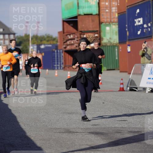 03.10.2025 - Köhlbrandbrückenlauf Michael Burmester http://msf.ph/oto/9029663 03.10.2025 10:34:39 Ziel 2771, 3551, 3552, 3553 meine-sportfotos.de
