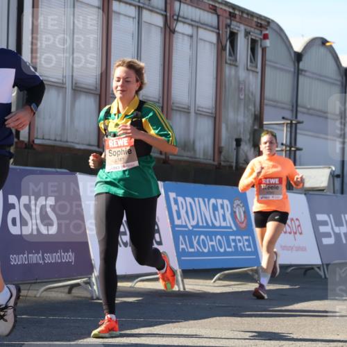 03.10.2025 - Köhlbrandbrückenlauf Luisa Fischer http://msf.ph/oto/9029664 03.10.2025 13:02:53 Ziel 4095, 4116, 4137, 4203, 4279, 4579, 4619, 4747, 5245, 5793, 5810, 6175, 6255, 6447, 6739 meine-sportfotos.de