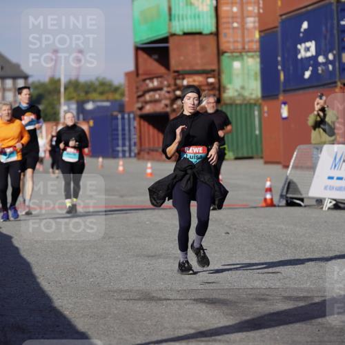 03.10.2025 - Köhlbrandbrückenlauf Michael Burmester http://msf.ph/oto/9029671 03.10.2025 10:34:39 Ziel 2771, 3551, 3552, 3553 meine-sportfotos.de