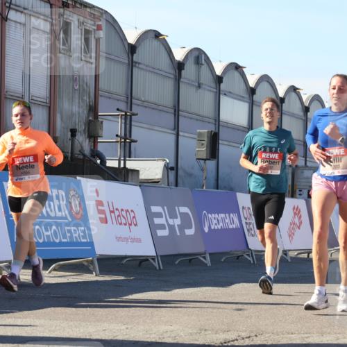 03.10.2025 - Köhlbrandbrückenlauf Luisa Fischer http://msf.ph/oto/9029672 03.10.2025 13:02:54 Ziel 4095, 4116, 4137, 4203, 4279, 4579, 4619, 4747, 5245, 5793, 5810, 6175, 6447, 6739 meine-sportfotos.de