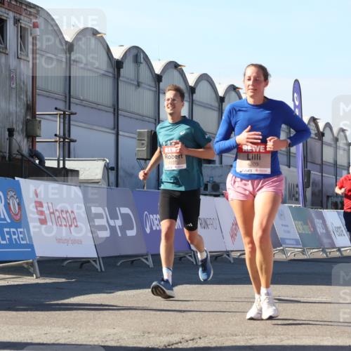 03.10.2025 - Köhlbrandbrückenlauf Luisa Fischer http://msf.ph/oto/9029678 03.10.2025 13:02:54 Ziel 4095, 4116, 4137, 4203, 4279, 4579, 4619, 4747, 5245, 5793, 5810, 6175, 6447, 6739 meine-sportfotos.de