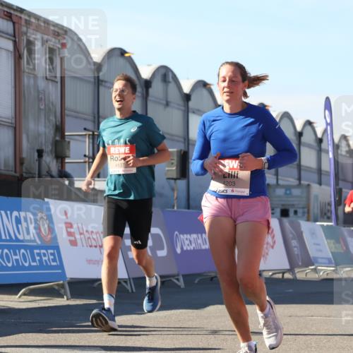 03.10.2025 - Köhlbrandbrückenlauf Luisa Fischer http://msf.ph/oto/9029690 03.10.2025 13:02:55 Ziel 4095, 4116, 4137, 4203, 4279, 4294, 4619, 4747, 5245, 5793, 5810, 6175, 6447, 6739, 6770 meine-sportfotos.de