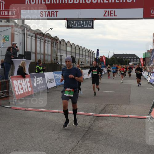 03.10.2025 - Köhlbrandbrückenlauf Julia Fischer http://msf.ph/oto/9029734 03.10.2025 16:09:08 Ziel 7057, 7333, 7336, 7379, 7501, 7585, 7823, 8725, 8797, 9139, 9216, 9739 meine-sportfotos.de