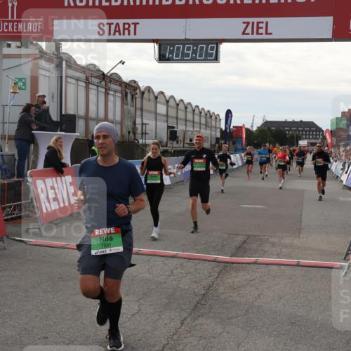 03.10.2025 - Köhlbrandbrückenlauf Julia Fischer http://msf.ph/oto/9029742 03.10.2025 16:09:09 Ziel 7057, 7379, 7501, 7585, 7823, 8348, 8725, 8763, 8797, 9139, 9216, 9739 meine-sportfotos.de