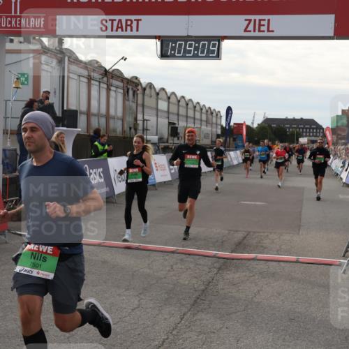 03.10.2025 - Köhlbrandbrückenlauf Julia Fischer http://msf.ph/oto/9029746 03.10.2025 16:09:09 Ziel 7057, 7379, 7501, 7585, 7823, 8348, 8725, 8763, 8797, 9139, 9216, 9739 meine-sportfotos.de