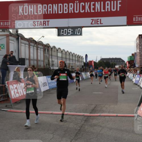 03.10.2025 - Köhlbrandbrückenlauf Julia Fischer http://msf.ph/oto/9029756 03.10.2025 16:09:10 Ziel 7379, 7501, 7585, 7823, 8217, 8348, 8725, 8763, 8797, 9091, 9139, 9216, 9739 meine-sportfotos.de
