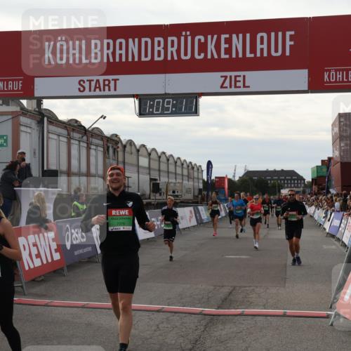 03.10.2025 - Köhlbrandbrückenlauf Julia Fischer http://msf.ph/oto/9029767 03.10.2025 16:09:11 Ziel 7379, 7501, 7823, 8217, 8348, 8725, 8763, 8797, 9091, 9139, 9216, 9739 meine-sportfotos.de